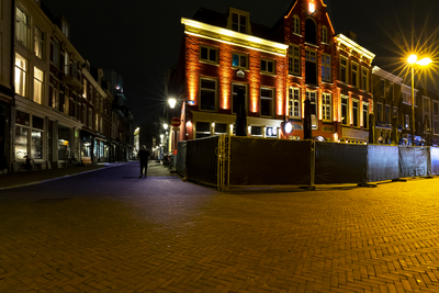 903722 Gezicht op de uitgestorven terrassen op de Neude te Utrecht, op een donderdagavond om 21 uur, tijdens de ...